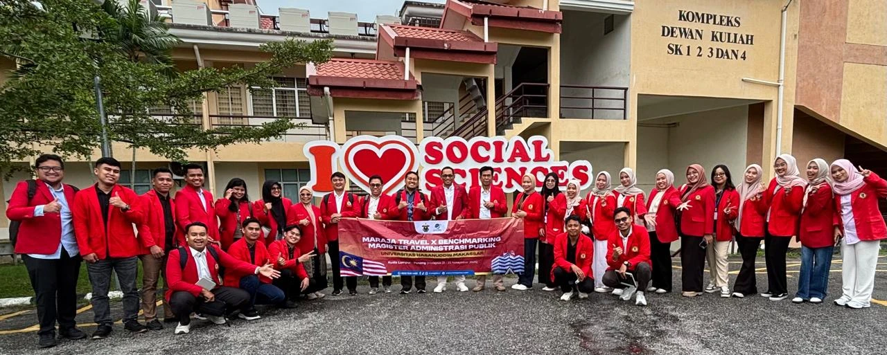 Delegasi mahasiswa Program Studi Magister Administrasi Publik (MAP) Fakultas Ilmu Sosial dan Ilmu Politik Universitas Hasanuddin berpose di depan School of Social Science, Universiti Sains Malaysia (USM), Penang, pada kegiatan International Colloquium on Policy and Governance, Senin (24/11/2025). Kegiatan ini menjadi bagian dari program akademik lintas negara yang memperkuat jejaring riset dan kolaborasi kebijakan publik antara Unhas dan USM.